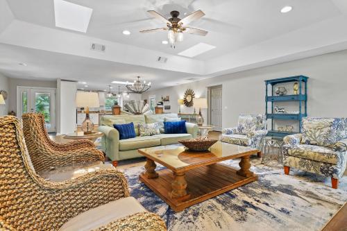 a living room with furniture and a ceiling fan at Vicino al Mare in Hilton Head Island
