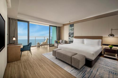 Postel nebo postele na pokoji v ubytování Crowne Plaza Sanya Yazhou Bay by IHG