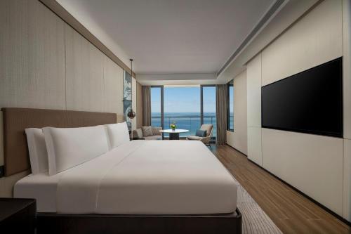 TV a/nebo společenská místnost v ubytování Crowne Plaza Sanya Yazhou Bay by IHG