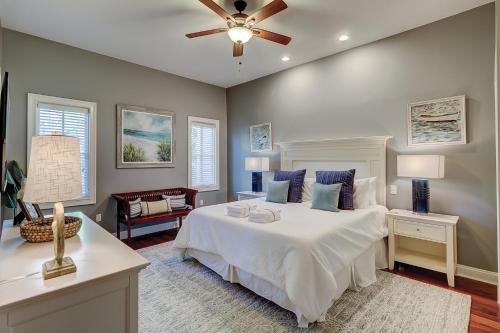 una camera con letto bianco e ventilatore a soffitto di Outdoor Cabana - Firepit - Private Pool & Spa - Pet Friendly - 72 Baynard Cove Road a Hilton Head Island