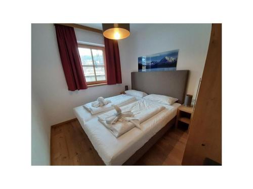 ホラースバッハ・イム・ピンツガウにあるAlpin Residenzen Top 12のタオルが敷かれたベッドのある寝室
