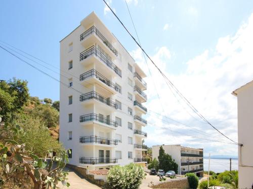 Apartment in Rosas near Platja dels Palangrers