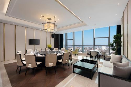 a dining room with a table and chairs at Crowne Plaza Taizhou City Center by IHG in Taizhou