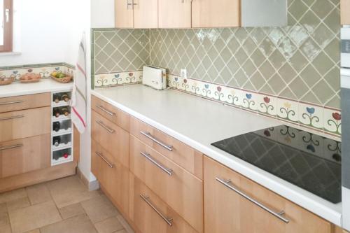 une cuisine avec des armoires en bois et un comptoir dans l'établissement Maison élégante à Sainte-Maxime avec vue sur la mer, à Sainte-Maxime