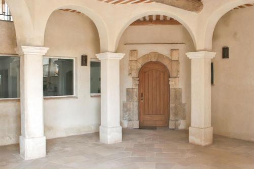 - l'entrée d'un bâtiment avec une porte en bois dans l'établissement Maison élégante à Sainte-Maxime avec vue sur la mer, à Sainte-Maxime