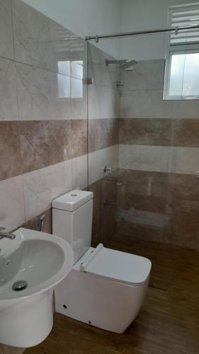 Ένα μπάνιο στο Priyalanka Apartments