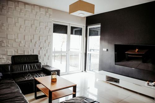 Μια τηλεόραση ή/και κέντρο ψυχαγωγίας στο Smolna Premium Apartment z tarasem