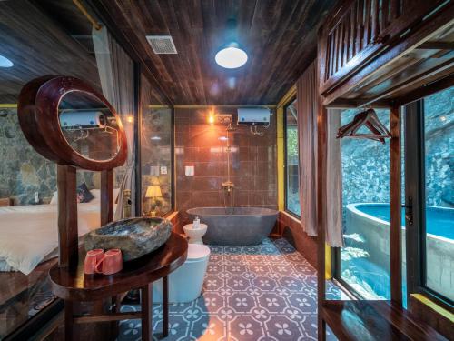 łazienka z wanną, toaletą i umywalką w obiekcie Trang An Mountain Resort w mieście Ninh Binh