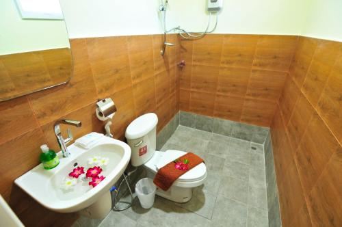 A bathroom at Phi Phi Little Star Resort