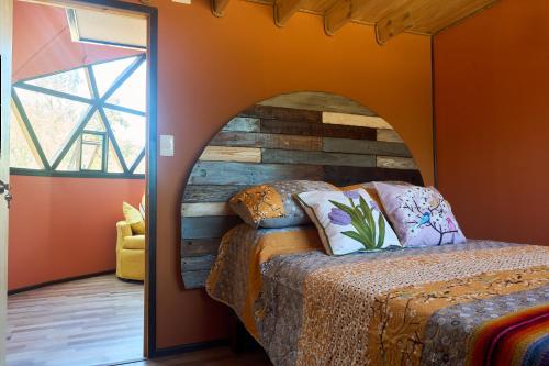 un dormitorio con una cama y una ventana en Domo Espino, en Pama