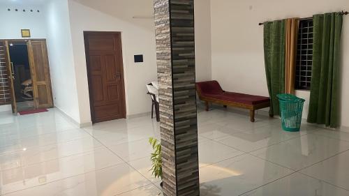 特里凡得琅The MULBERRY Cottage的客厅配有椅子和门