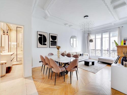 un salon blanc avec une table et des chaises dans l'établissement Beautiful Apt - 2BD 4P - 16eme Avenue Foch, à Paris