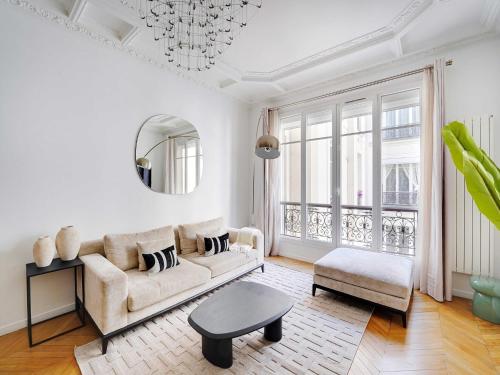 un salon avec un canapé et une table dans l'établissement Beautiful Apt - 2BD 4P - 16eme Avenue Foch, à Paris