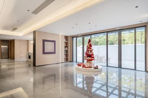 海口市にあるVeroia Hotel 维罗亚酒店の中央にクリスマスツリーがある大きなロビー