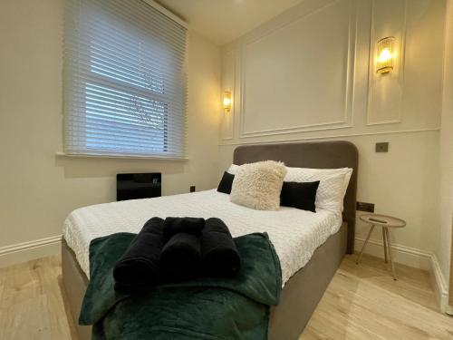 Katil atau katil-katil dalam bilik di A3 High Town Apartments, steps from Luton train station