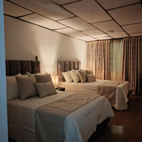 Llit o llits en una habitació de Modern, Comfortable, Spacious & Central