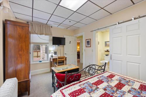 Η κουζίνα ή μικρή κουζίνα στο The Vermilion Park Inn
