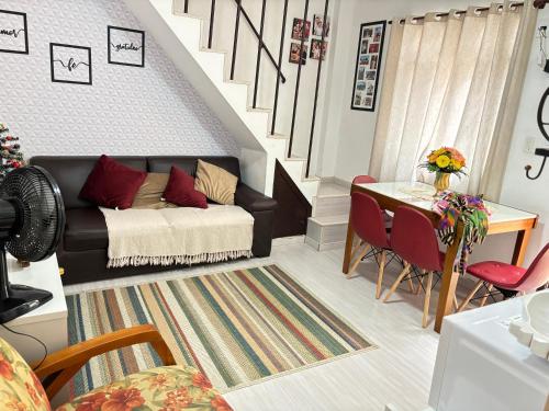 a living room with a couch and a table at Casa de praia de Ibicuí - RJ in Mangaratiba