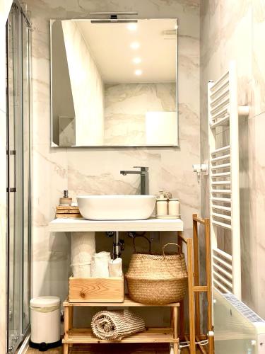 ein Badezimmer mit Waschbecken und Spiegel in der Unterkunft Apuliantales Bari-Cozy Suite in Carbonara di Bari