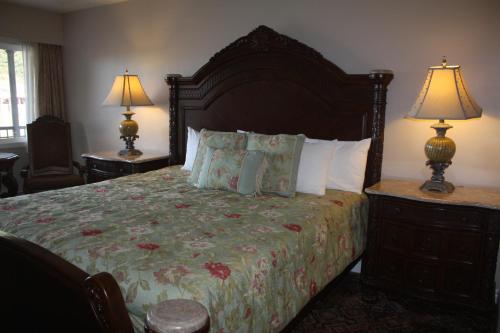 Кровать или кровати в номере The Classic Horseshoe Bay Motel
