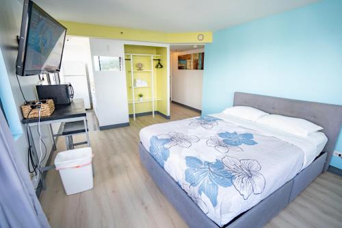 - une chambre avec un lit et une télévision dans l'établissement Waikiki Seaside Monarch Paradise Hotel Studio Near Waikiki - Mountain and City View - Full Kitchen, à Honolulu