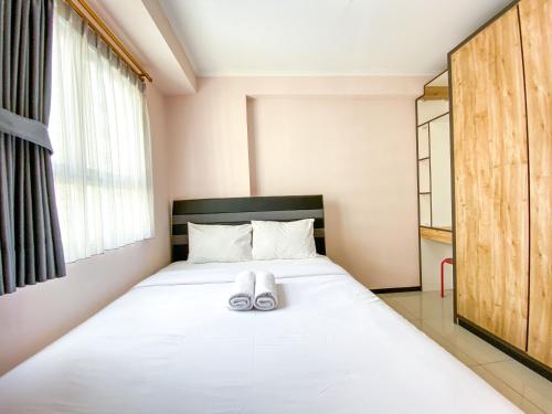 Postel nebo postele na pokoji v ubytování Minimalist 2BR with Pool View at Gateway Pasteur Apartment By Travelio