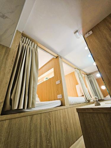 a small room with a window with a curtain at 輕安漫旅電梯民宿 in Taitung City