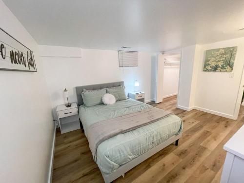een slaapkamer met een bed en twee nachtkastjes bij Charming 2BR 2BA in Great Falls! in Great Falls