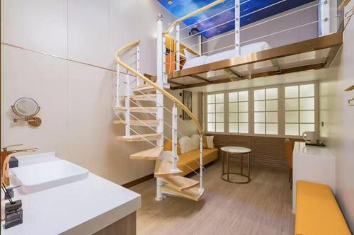 Postel nebo postele na pokoji v ubytování Dequan Luxury Hotel National Exhibition Center Wangjing Bridge Branch The subway is right outside the door Coffee, fruits, snacks, a gym and a laundry room are provided for free in the lobby