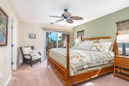 Un dormitorio con una cama y un ventilador de techo. en Hilton Pool Pass included - Luxury Waikoloa Retreat - 3BR, en Waikoloa