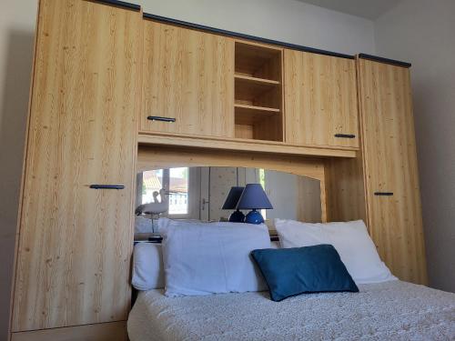 une chambre avec un lit avec une grande tête de lit en bois dans l'établissement Maison à 500m de la plage avec jardin, terrasses et parking à Saint-Brevin-les-Pins - FR-1-364-50, à Saint-Brévin-les-Pins