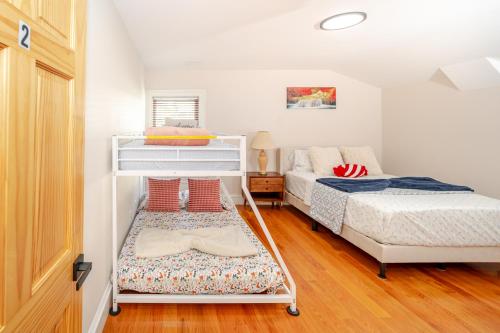 Un pat sau paturi într-o cameră la 383 - 3BR Quincy - Chic House near Adams Park