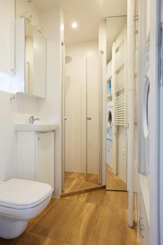 a white bathroom with a toilet and a shower at Studio in Centro "Stile Varsavia" con Check-in Automatico H24 in Casale Monferrato