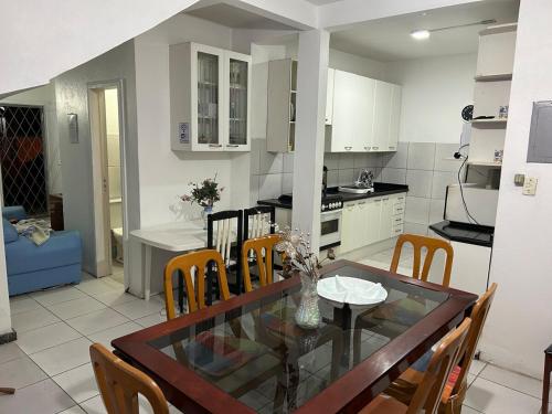 a kitchen and dining room with a table and chairs at Casa ampla 200 m da praia Acesso Beto Carreiro World in Piçarras