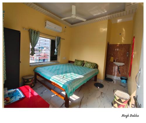 a bedroom with a bed in the corner of a room at Megh Balika Santiniketan Family Homestay, The Best Homestay in Santiniketan in Shānti Niketan