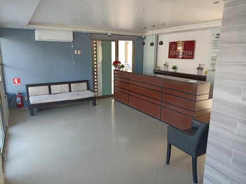 a room with a bed and a desk and a chair at Hotel Ejecutivo Express Paraiso in Paraíso