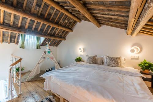 Un pat sau paturi într-o cameră la 苏州叙姑苏民宿-拙政园北寺塔地铁站店