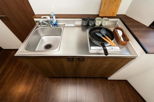 a small kitchen with a sink and a counter at 匯金上板橋ビル in Tokyo