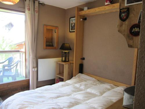 une chambre avec un lit dans une pièce avec une fenêtre dans l'établissement Résidence Combettes - Combettes E288 MAE-5071, aux Contamines-Montjoie