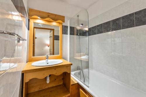 une salle de bain avec un lavabo, une baignoire et un miroir dans l'établissement Résidence Les Hauts De Preclaux - 2 pièces au coeur des Orres 1800 MAE-0751, aux Orres