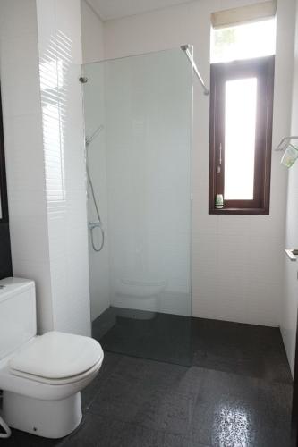 Ένα μπάνιο στο Spacious Pine Forest Villa for MAX 15