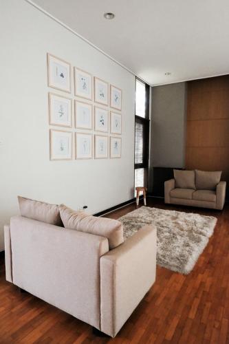 Χώρος καθιστικού στο Spacious Pine Forest Villa for MAX 15