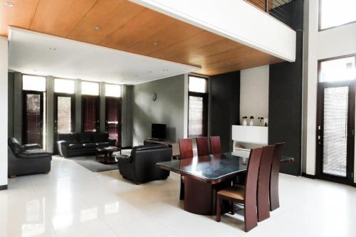 Χώρος καθιστικού στο Spacious Pine Forest Villa for MAX 15