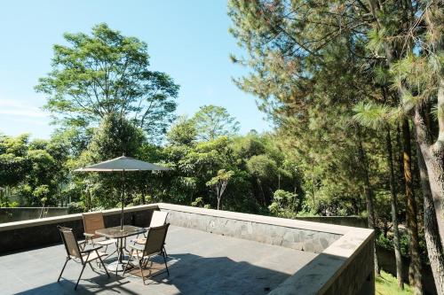 Μπαλκόνι ή βεράντα στο Spacious Pine Forest Villa for MAX 15