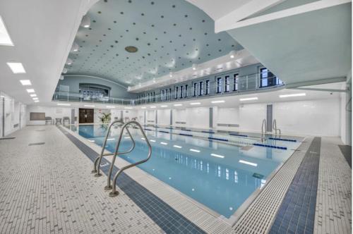 Πισίνα στο ή κοντά στο Relaxing Playhouse Square Apartment