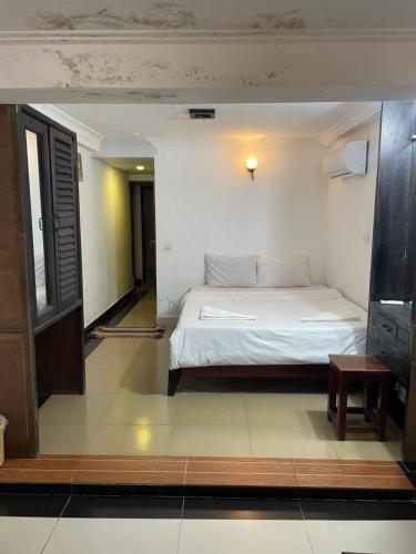 The ream beach hostel في Phsar Ream: غرفة نوم بسرير ابيض في غرفة