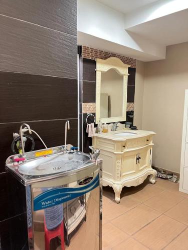 瓜拉丁加奴Cozy single bedroom with shared bathroom的浴室里有洗手池和镜子