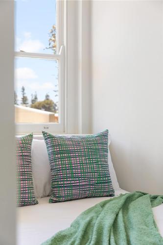 Hacienda at Henley - 2BR, Wi-Fi, Workspaceにあるベッド