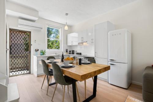 Hacienda at Henley - 2BR, Wi-Fi, Workspaceにあるキッチンまたは簡易キッチン