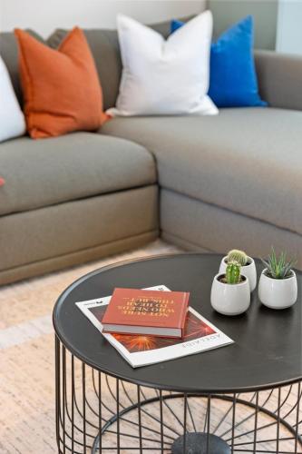 Hacienda at Henley - 2BR, Wi-Fi, Workspaceにあるシーティングエリア